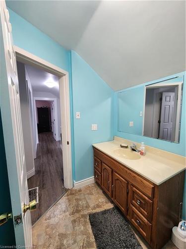 94 Avonlea Street, Ingersoll, ON - Indoor Photo Showing Bathroom