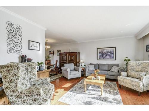 655 Cumberland Avenue, Burlington, ON - Indoor Photo Showing Living Room