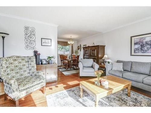 655 Cumberland Avenue, Burlington, ON - Indoor Photo Showing Living Room