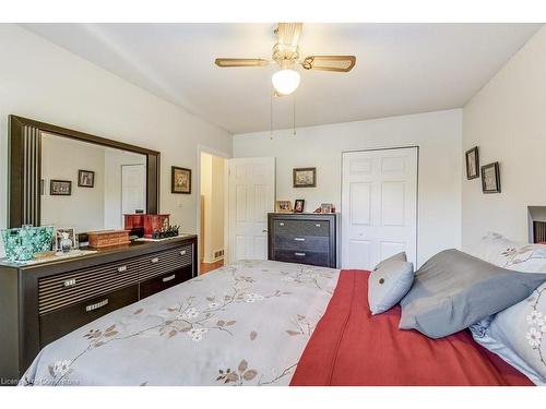 655 Cumberland Avenue, Burlington, ON - Indoor Photo Showing Bedroom