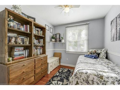 655 Cumberland Avenue, Burlington, ON - Indoor Photo Showing Bedroom