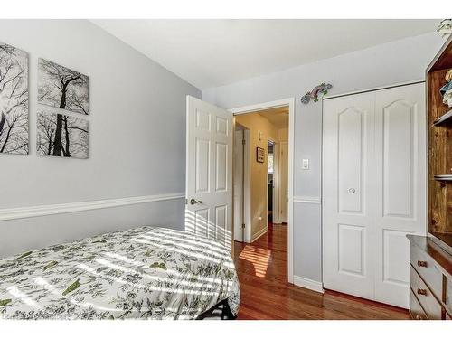 655 Cumberland Avenue, Burlington, ON - Indoor Photo Showing Bedroom