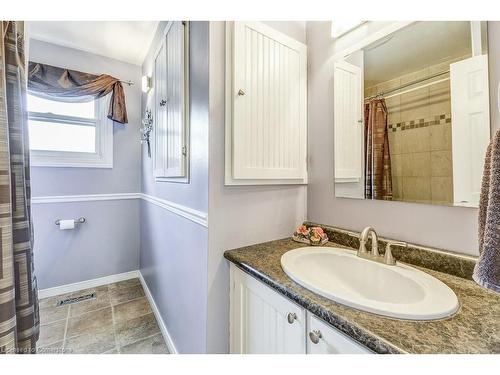 655 Cumberland Avenue, Burlington, ON - Indoor Photo Showing Bathroom