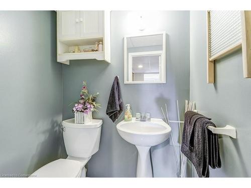 655 Cumberland Avenue, Burlington, ON - Indoor Photo Showing Bathroom