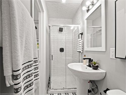 330 Dieppe Street, Welland, ON - Indoor Photo Showing Bathroom