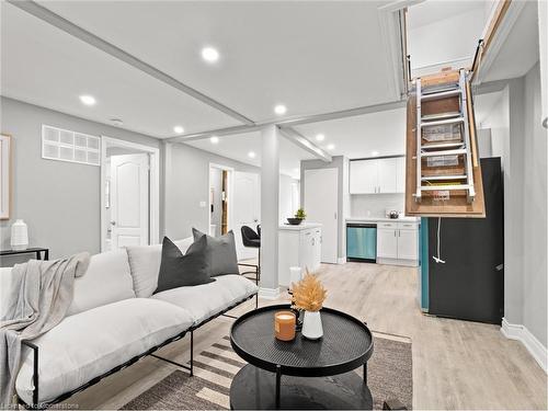 330 Dieppe Street, Welland, ON - Indoor Photo Showing Living Room