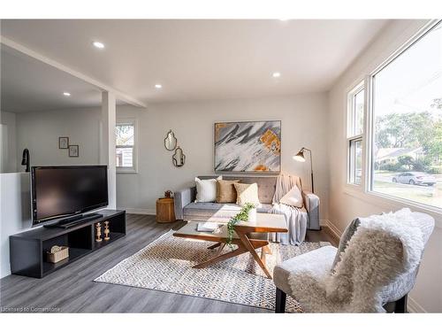 85 Walter Avenue N, Hamilton, ON - Indoor Photo Showing Living Room