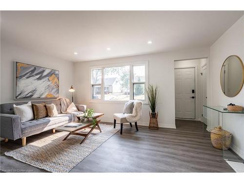 85 Walter Avenue N, Hamilton, ON - Indoor Photo Showing Living Room