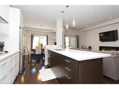 55-2086 Ghent Avenue, Burlington, ON - Indoor Photo Showing Kitchen With Upgraded Kitchen