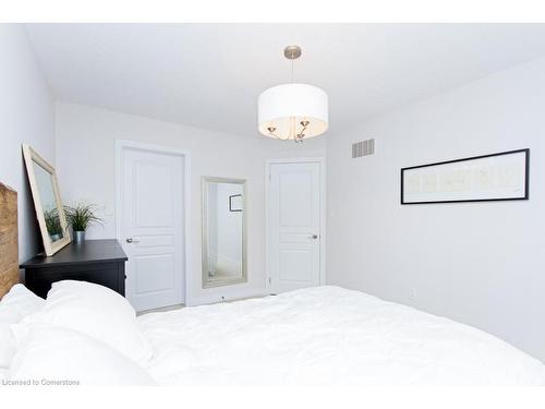 55-2086 Ghent Avenue, Burlington, ON - Indoor Photo Showing Bedroom