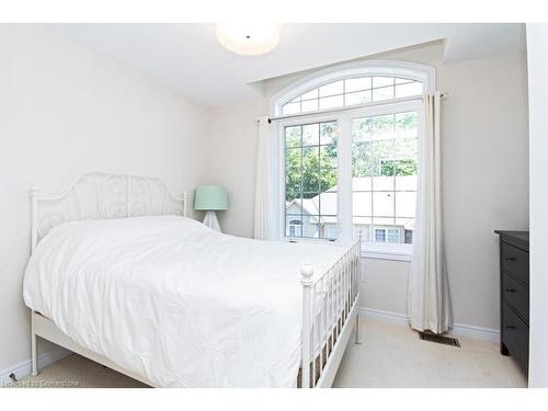 55-2086 Ghent Avenue, Burlington, ON - Indoor Photo Showing Bedroom