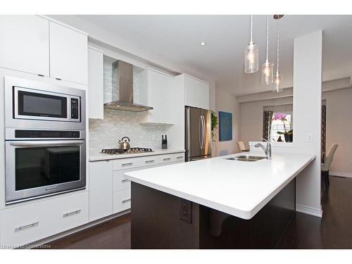 55-2086 Ghent Avenue, Burlington, ON - Indoor Photo Showing Kitchen With Double Sink With Upgraded Kitchen