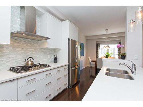 55-2086 Ghent Avenue, Burlington, ON - Indoor Photo Showing Kitchen With Double Sink With Upgraded Kitchen