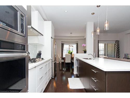 55-2086 Ghent Avenue, Burlington, ON - Indoor Photo Showing Kitchen With Upgraded Kitchen