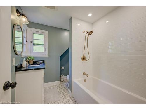 66 Park Avenue E, Burlington, ON - Indoor Photo Showing Bathroom