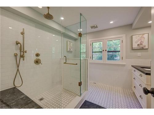 66 Park Avenue E, Burlington, ON - Indoor Photo Showing Bathroom