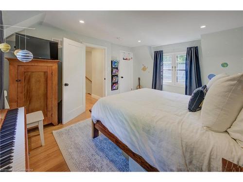 66 Park Avenue E, Burlington, ON - Indoor Photo Showing Bedroom