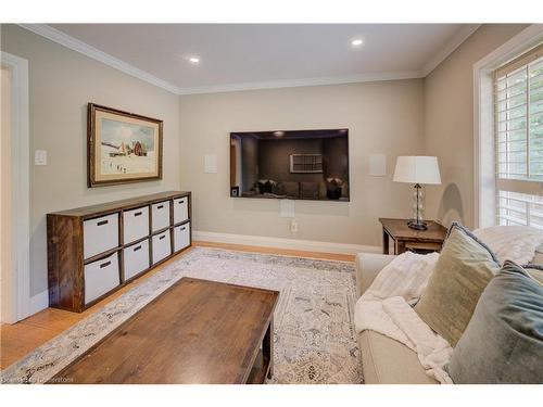 66 Park Avenue E, Burlington, ON - Indoor Photo Showing Living Room