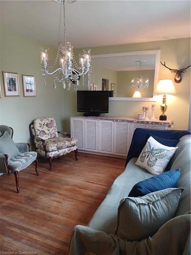 111 Stroud Road, Hamilton, ON - Indoor Photo Showing Living Room