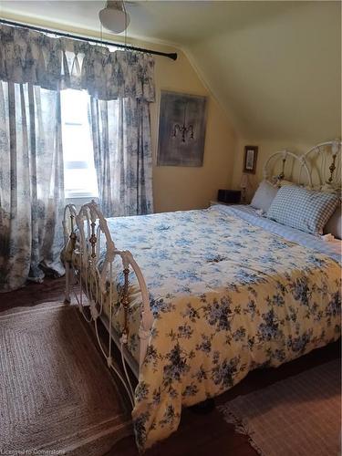 111 Stroud Road, Hamilton, ON - Indoor Photo Showing Bedroom