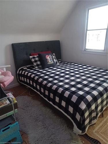 111 Stroud Road, Hamilton, ON - Indoor Photo Showing Bedroom