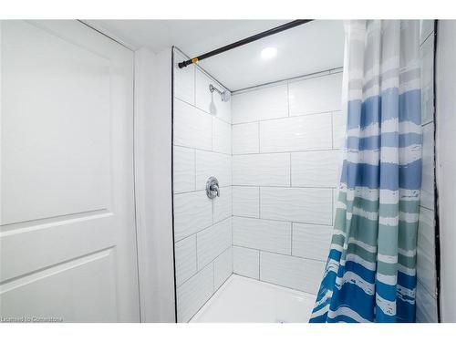 210 Maple Avenue, Welland, ON - Indoor Photo Showing Bathroom