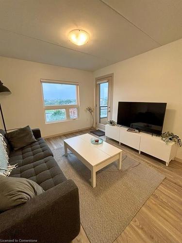 606-1160 Main Street E, Hamilton, ON - Indoor Photo Showing Living Room