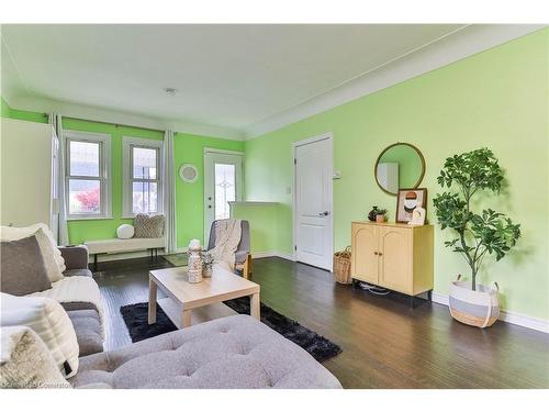 419 Upper Sherman Avenue, Hamilton, ON - Indoor Photo Showing Living Room