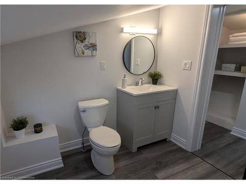 590 Woodward Avenue, Hamilton, ON - Indoor Photo Showing Bathroom