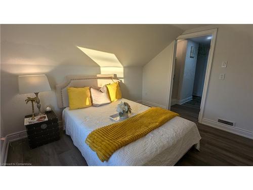 590 Woodward Avenue, Hamilton, ON - Indoor Photo Showing Bedroom