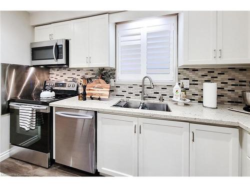 51 Branthaven Drive, Hamilton, ON - Indoor Photo Showing Kitchen With Double Sink With Upgraded Kitchen