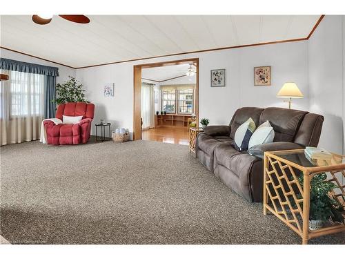 220-3033 Townline Road, Stevensville, ON - Indoor Photo Showing Living Room