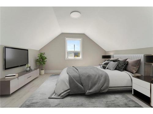 2009 Brampton Street, Hamilton, ON - Indoor Photo Showing Bedroom