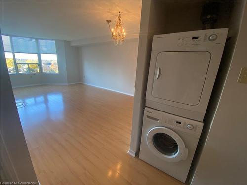 610-1270 Maple Crossing Boulevard, Burlington, ON - Indoor Photo Showing Laundry Room