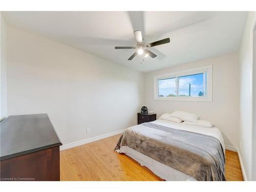 556 Rexway Court, Burlington, ON - Indoor Photo Showing Bedroom