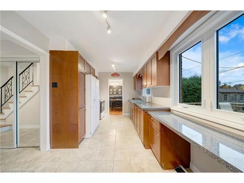 556 Rexway Court, Burlington, ON - Indoor Photo Showing Kitchen