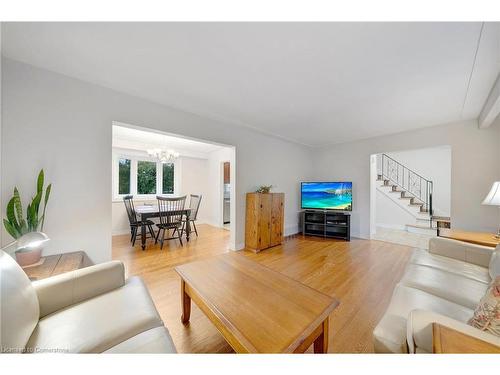 556 Rexway Court, Burlington, ON - Indoor Photo Showing Living Room