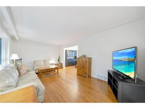 556 Rexway Court, Burlington, ON - Indoor Photo Showing Living Room