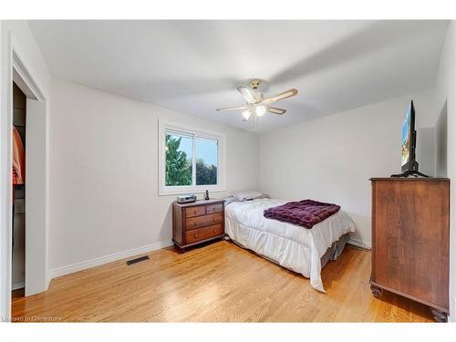 556 Rexway Court, Burlington, ON - Indoor Photo Showing Bedroom