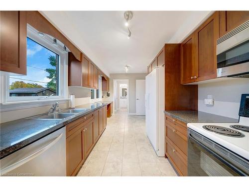 556 Rexway Court, Burlington, ON - Indoor Photo Showing Kitchen With Double Sink