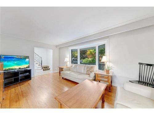 556 Rexway Court, Burlington, ON - Indoor Photo Showing Living Room