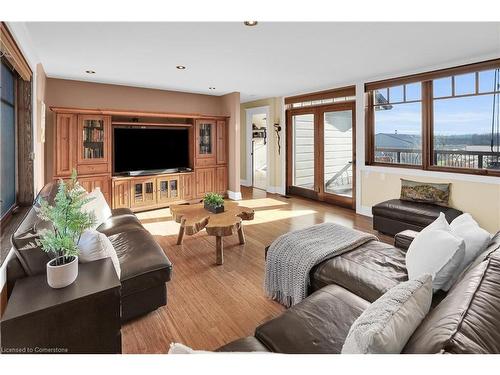 331 Russ Road, Grimsby, ON - Indoor Photo Showing Living Room