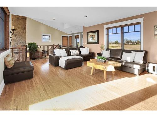 331 Russ Road, Grimsby, ON - Indoor Photo Showing Living Room