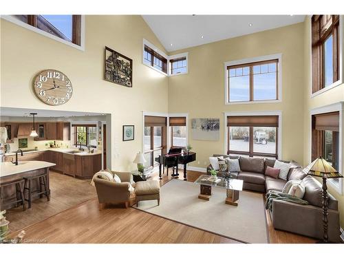 331 Russ Road, Grimsby, ON - Indoor Photo Showing Living Room