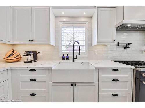 353 Canyon Crescent, Oakville, ON - Indoor Photo Showing Kitchen With Upgraded Kitchen