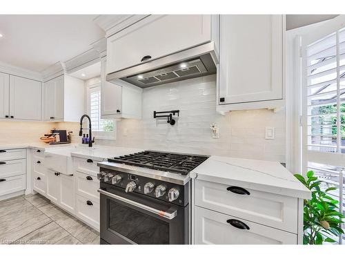 353 Canyon Crescent, Oakville, ON - Indoor Photo Showing Kitchen With Upgraded Kitchen