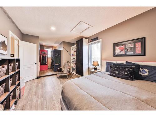 353 Canyon Crescent, Oakville, ON - Indoor Photo Showing Bedroom