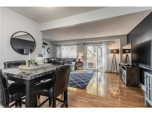 93-1584 Newlands Crescent, Burlington, ON - Indoor Photo Showing Dining Room