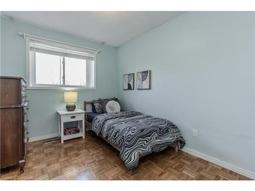 93-1584 Newlands Crescent, Burlington, ON - Indoor Photo Showing Bedroom