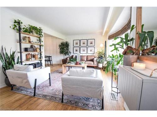 17 Rosemore Road, St. Catharines, ON - Indoor Photo Showing Living Room